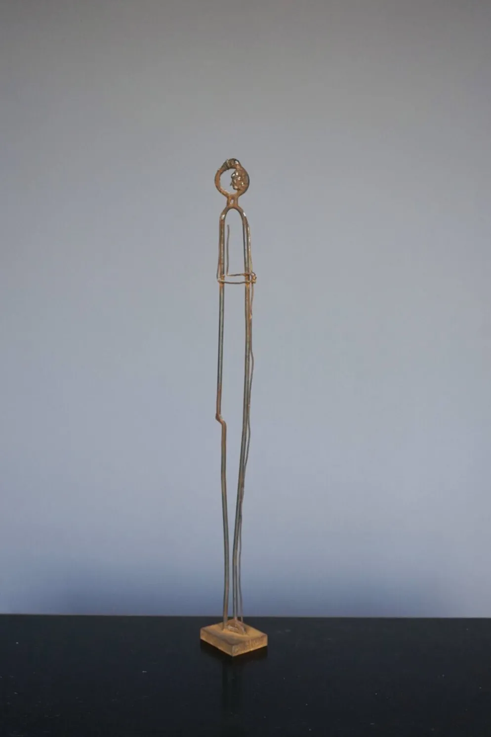 Sculpture en métal d'une figure debout
