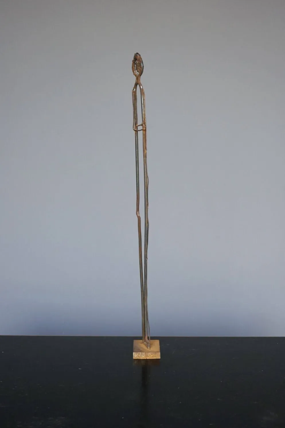 Sculpture en métal d'une figure debout