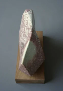 Sculpture en pierre abstraite dans le style de Barbara Hepworth. Années 1970.