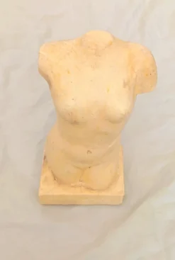 Sculpture en pierre de torse féminin