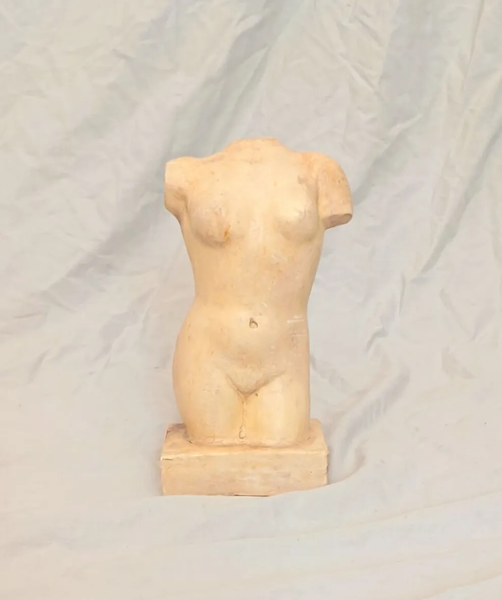 Sculpture en pierre de torse féminin