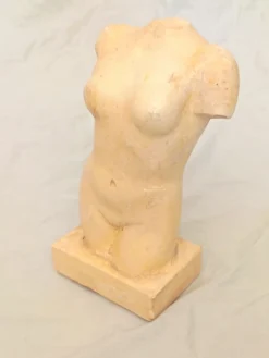 Sculpture en pierre de torse féminin