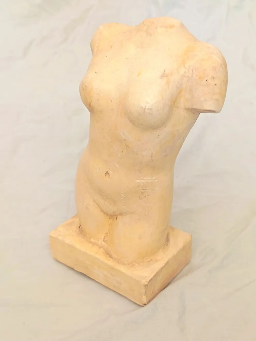 Sculpture en pierre de torse féminin