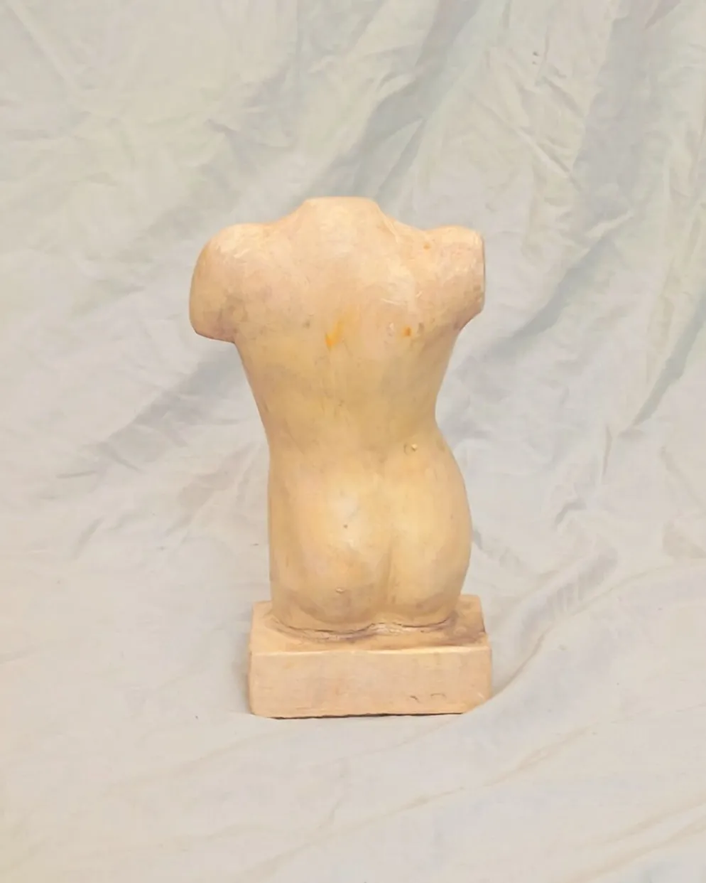 Sculpture en pierre de torse féminin