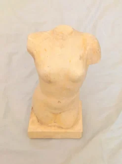 Sculpture en pierre de torse féminin