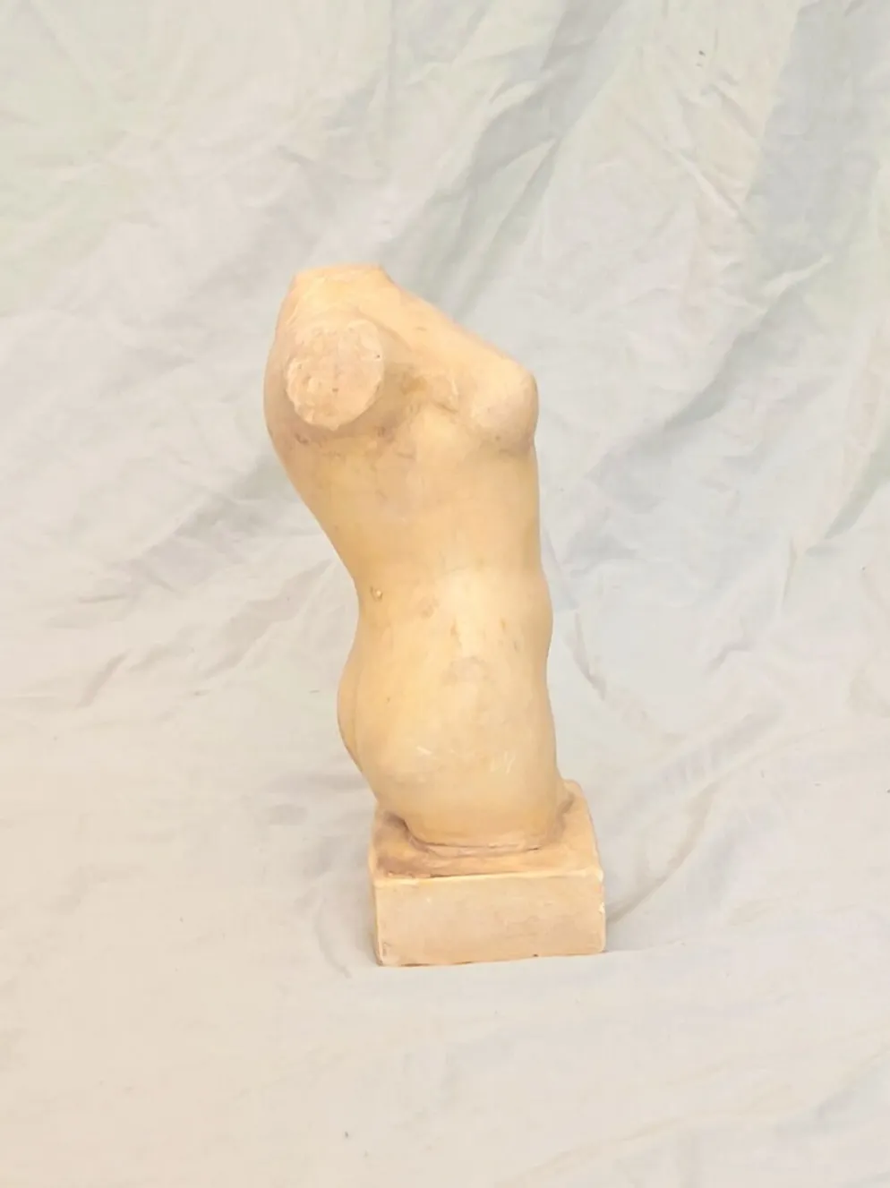 Sculpture en pierre de torse féminin