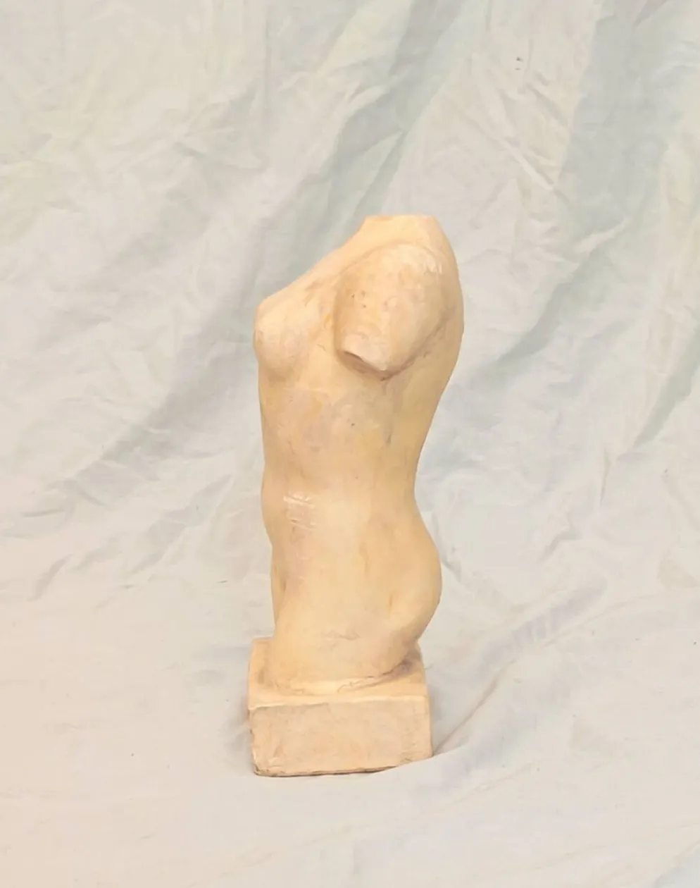 Sculpture en pierre de torse féminin
