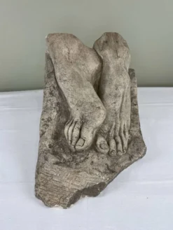 Sculpture en pierre, deux pieds sur bloc, signée D. Paillot