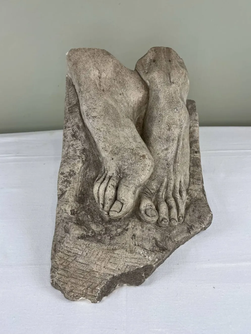 Sculpture en pierre, deux pieds sur bloc, signée D. Paillot