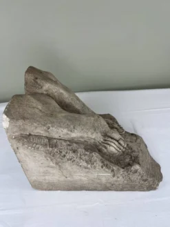 Sculpture en pierre, deux pieds sur bloc, signée D. Paillot