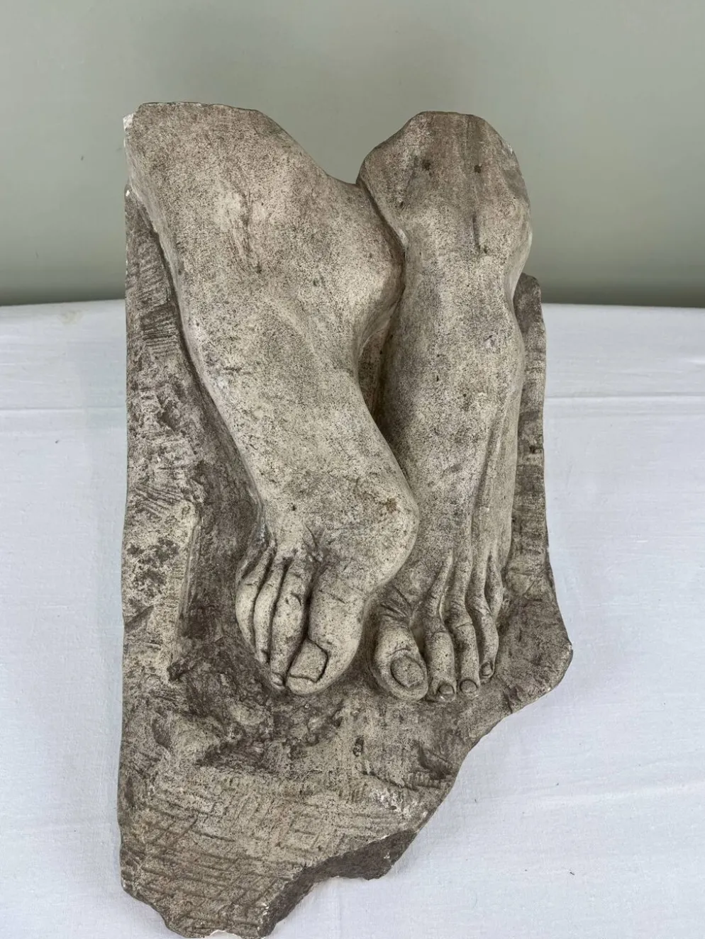 Sculpture en pierre, deux pieds sur bloc, signée D. Paillot