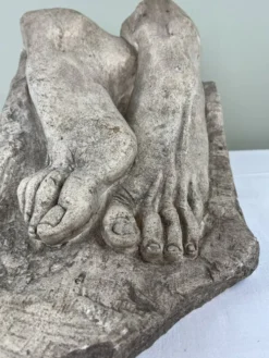 Sculpture en pierre, deux pieds sur bloc, signée D. Paillot