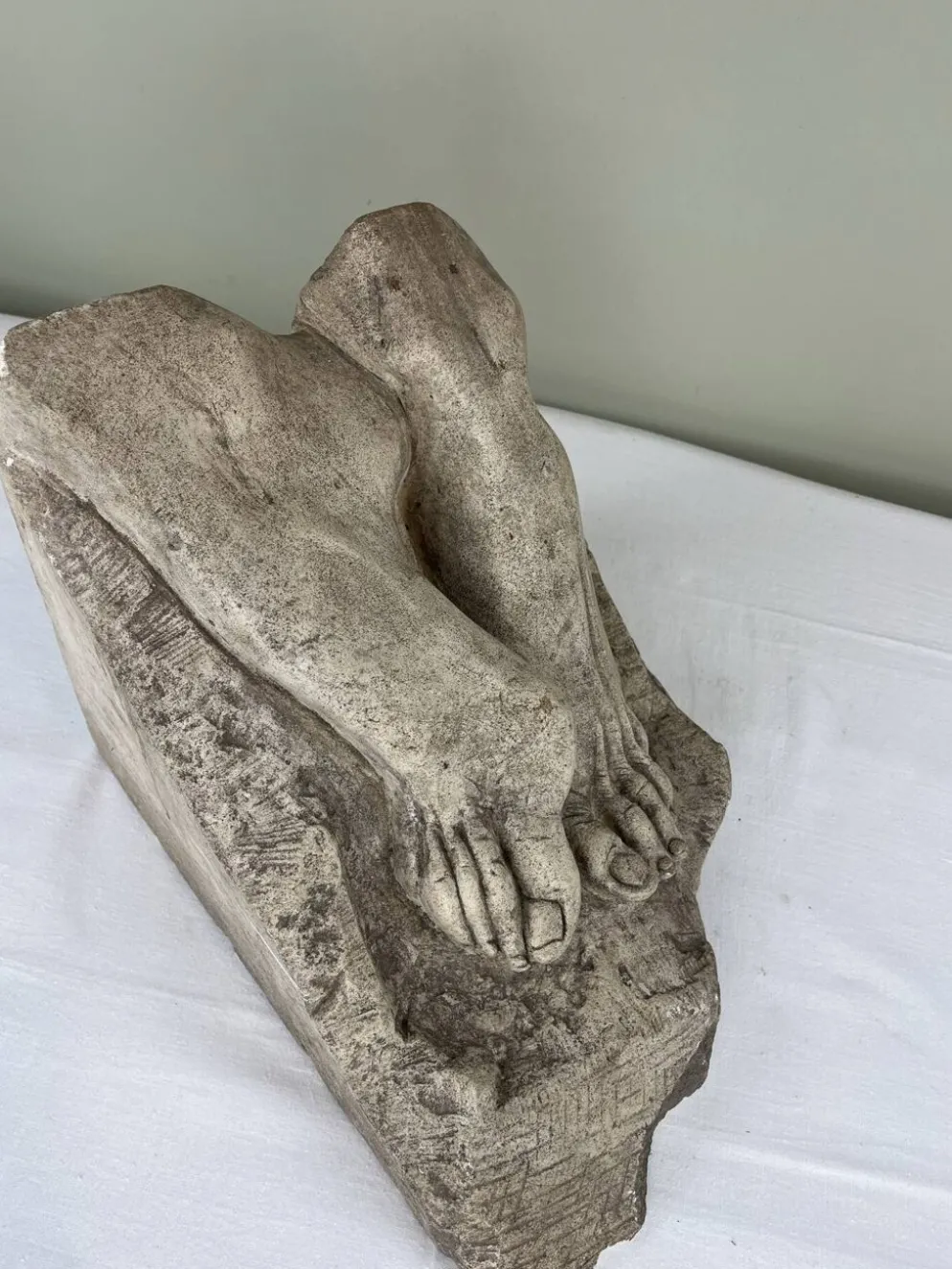 Sculpture en pierre, deux pieds sur bloc, signée D. Paillot