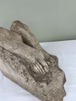 Sculpture en pierre, deux pieds sur bloc, signée D. Paillot