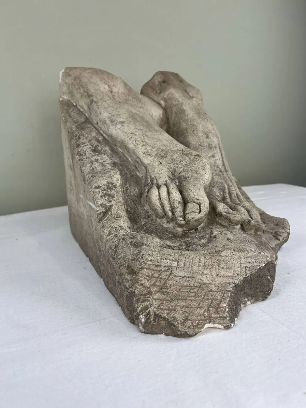 Sculpture en pierre, deux pieds sur bloc, signée D. Paillot
