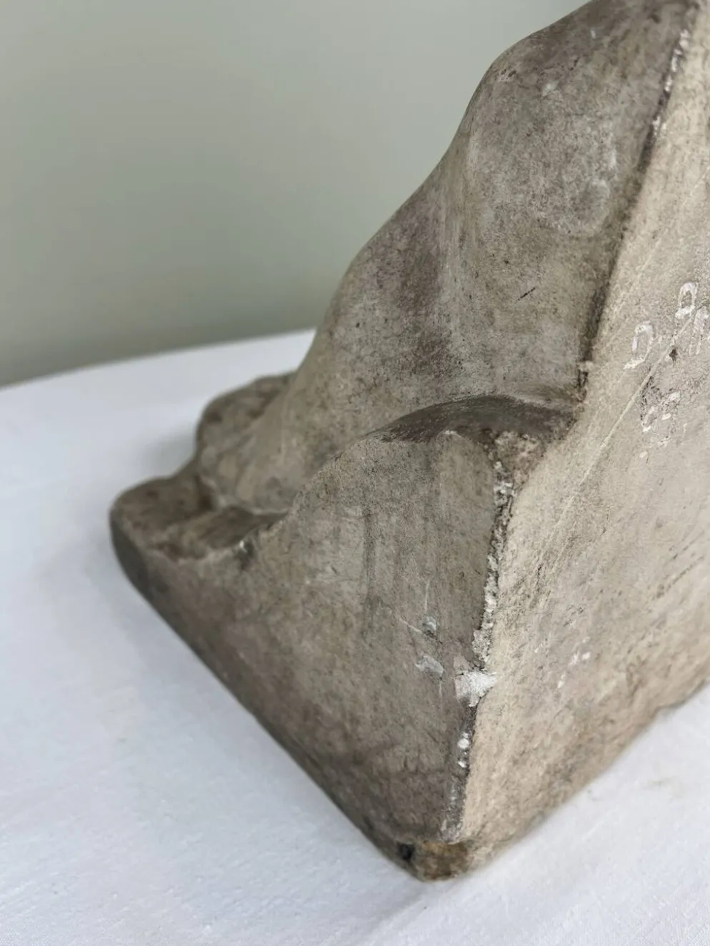 Sculpture en pierre, deux pieds sur bloc, signée D. Paillot