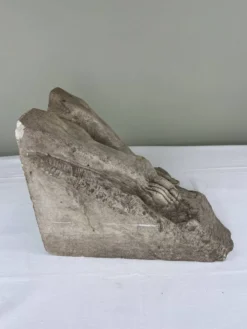 Sculpture en pierre, deux pieds sur bloc, signée D. Paillot