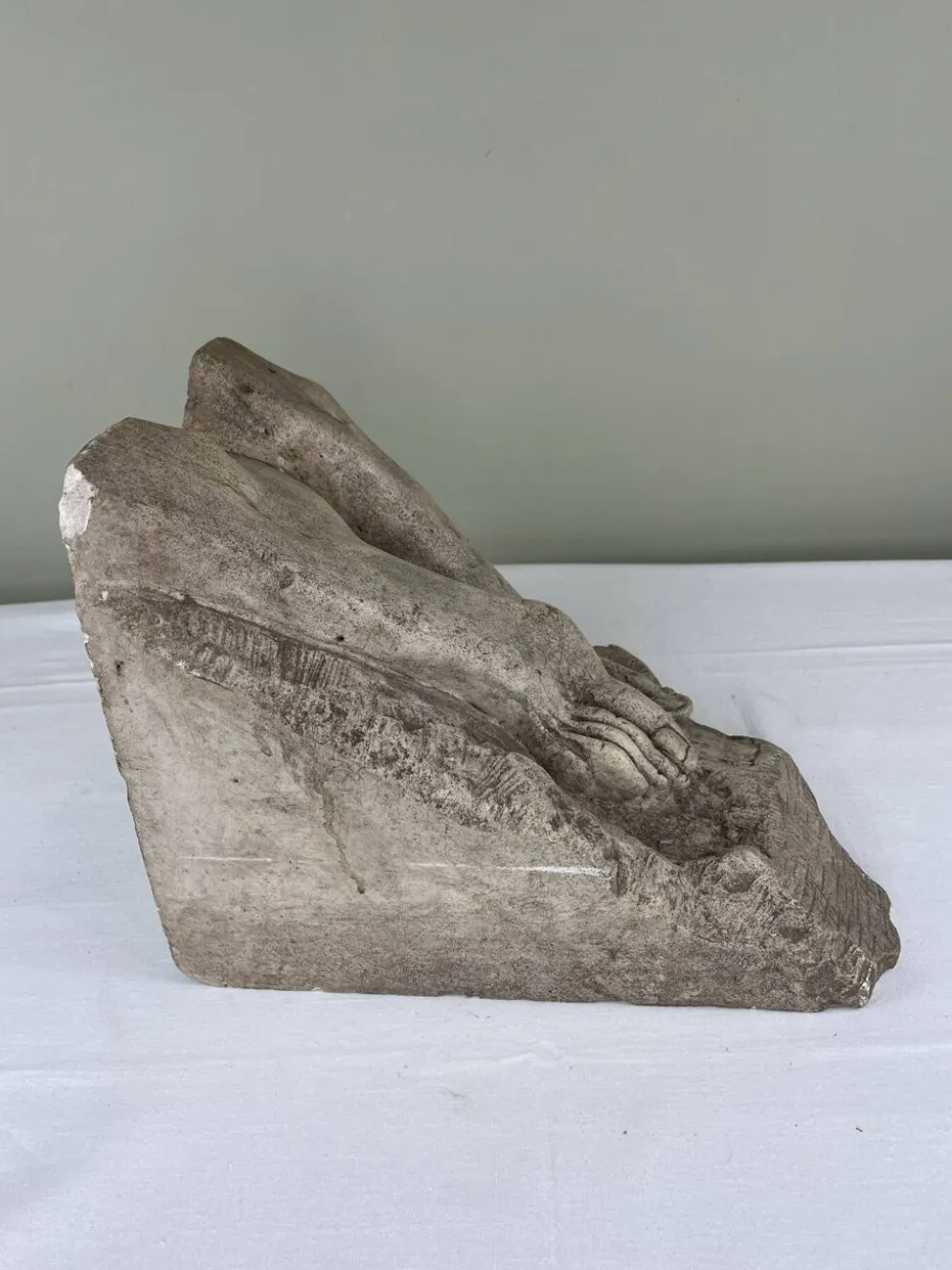 Sculpture en pierre, deux pieds sur bloc, signée D. Paillot