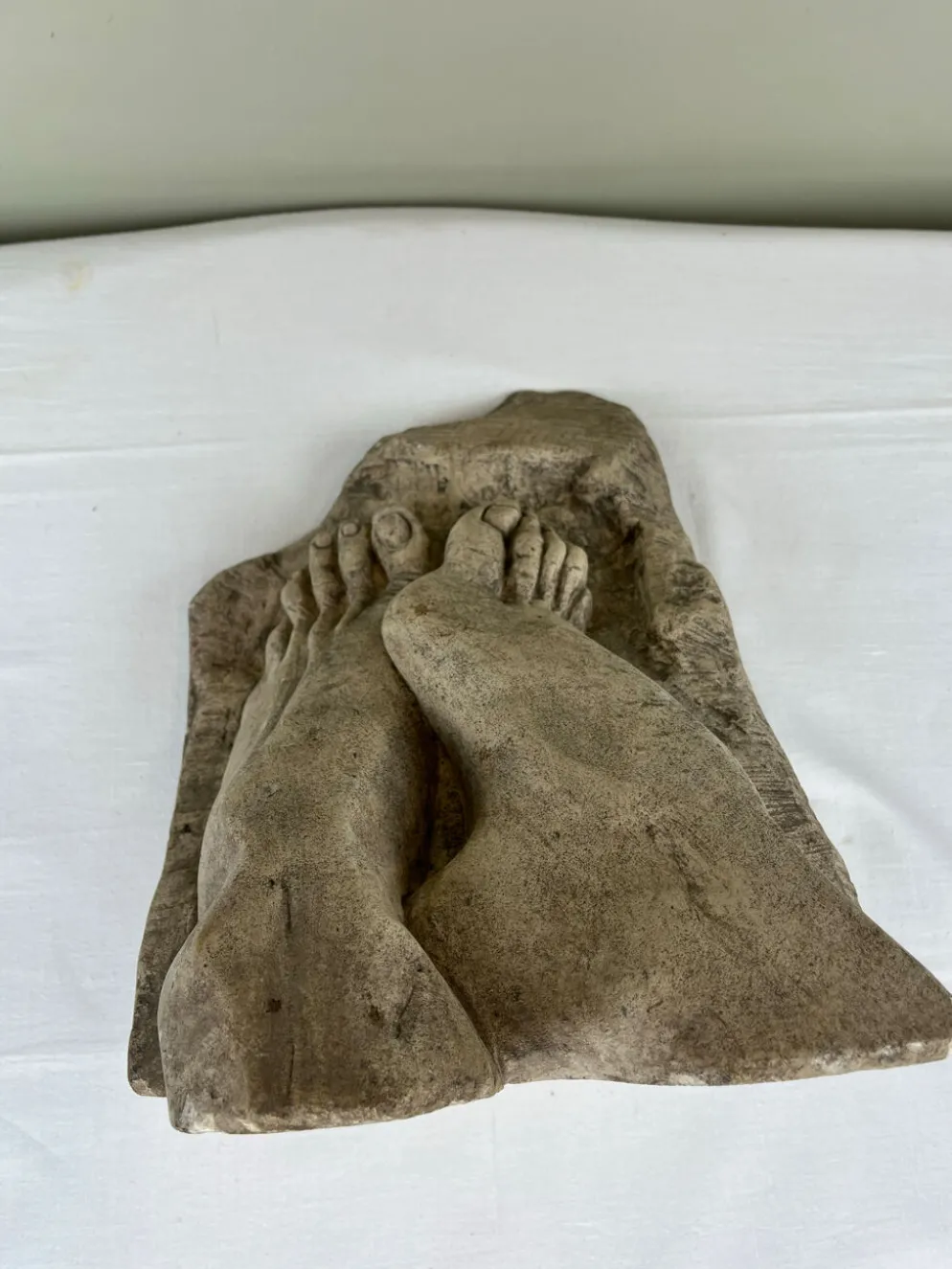 Sculpture en pierre, deux pieds sur bloc, signée D. Paillot