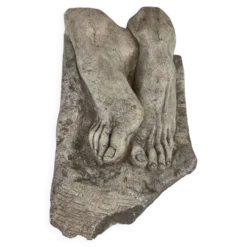 Sculpture en pierre, deux pieds sur bloc, signée D. Paillot