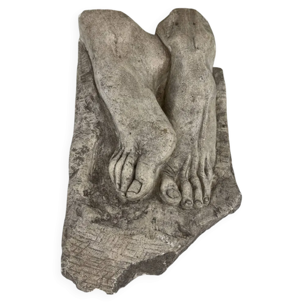 Sculpture en pierre, deux pieds sur bloc, signée D. Paillot