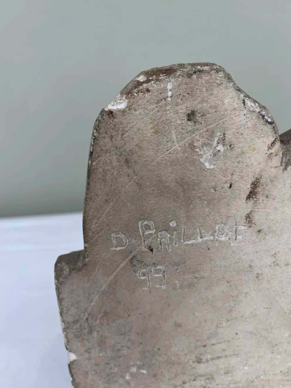 Sculpture en pierre, deux pieds sur bloc, signée D. Paillot