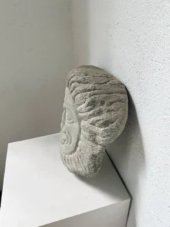 Sculpture en pierre figurant un visage, 1950