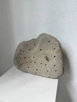 Sculpture en pierre figurant un visage, 1950