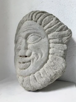 Sculpture en pierre figurant un visage, 1950