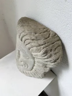 Sculpture en pierre figurant un visage, 1950