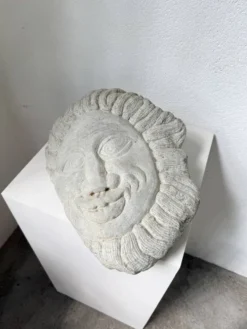Sculpture en pierre figurant un visage, 1950