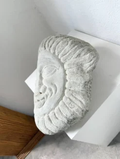 Sculpture en pierre figurant un visage, 1950