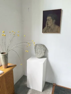 Sculpture en pierre figurant un visage, 1950