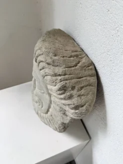 Sculpture en pierre figurant un visage, 1950
