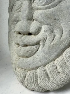 Sculpture en pierre figurant un visage, 1950