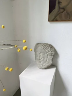 Sculpture en pierre figurant un visage, 1950
