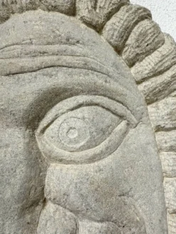 Sculpture en pierre figurant un visage, 1950