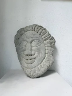 Sculpture en pierre figurant un visage, 1950