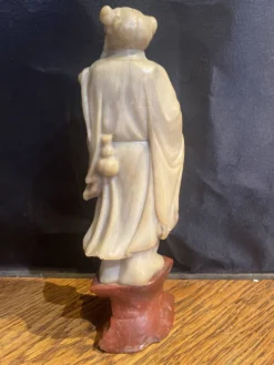 Sculpture en pierre ollaire sur socle en obsidienne d'un bouddhiste.