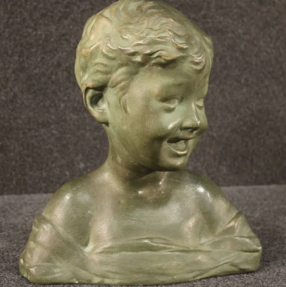 Sculpture en terre cuite d'un buste d'enfant