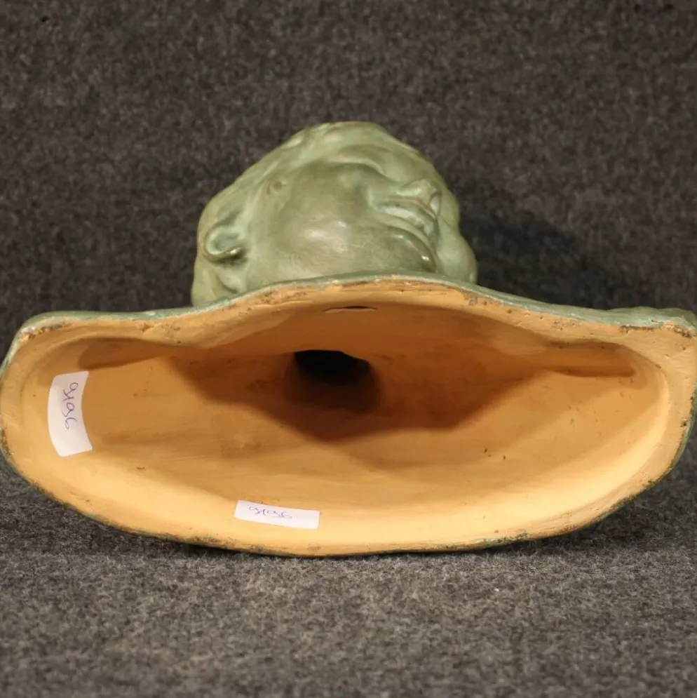 Sculpture en terre cuite d'un buste d'enfant