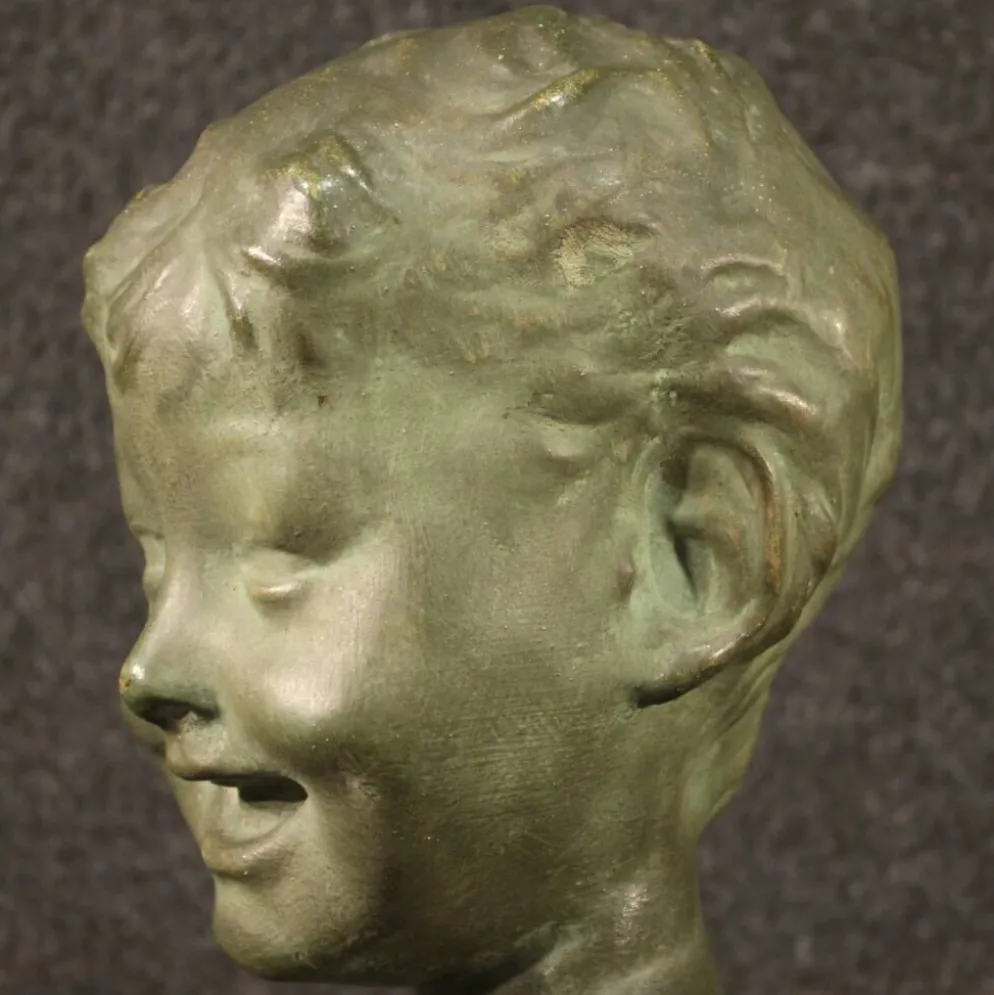 Sculpture en terre cuite d'un buste d'enfant