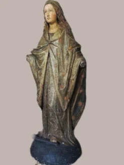 Sculpture en terre cuite représentant la Madone, Rome, XVIIe siècle, h. 140 cm.