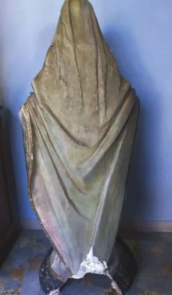Sculpture en terre cuite représentant la Madone, Rome, XVIIe siècle, h. 140 cm.