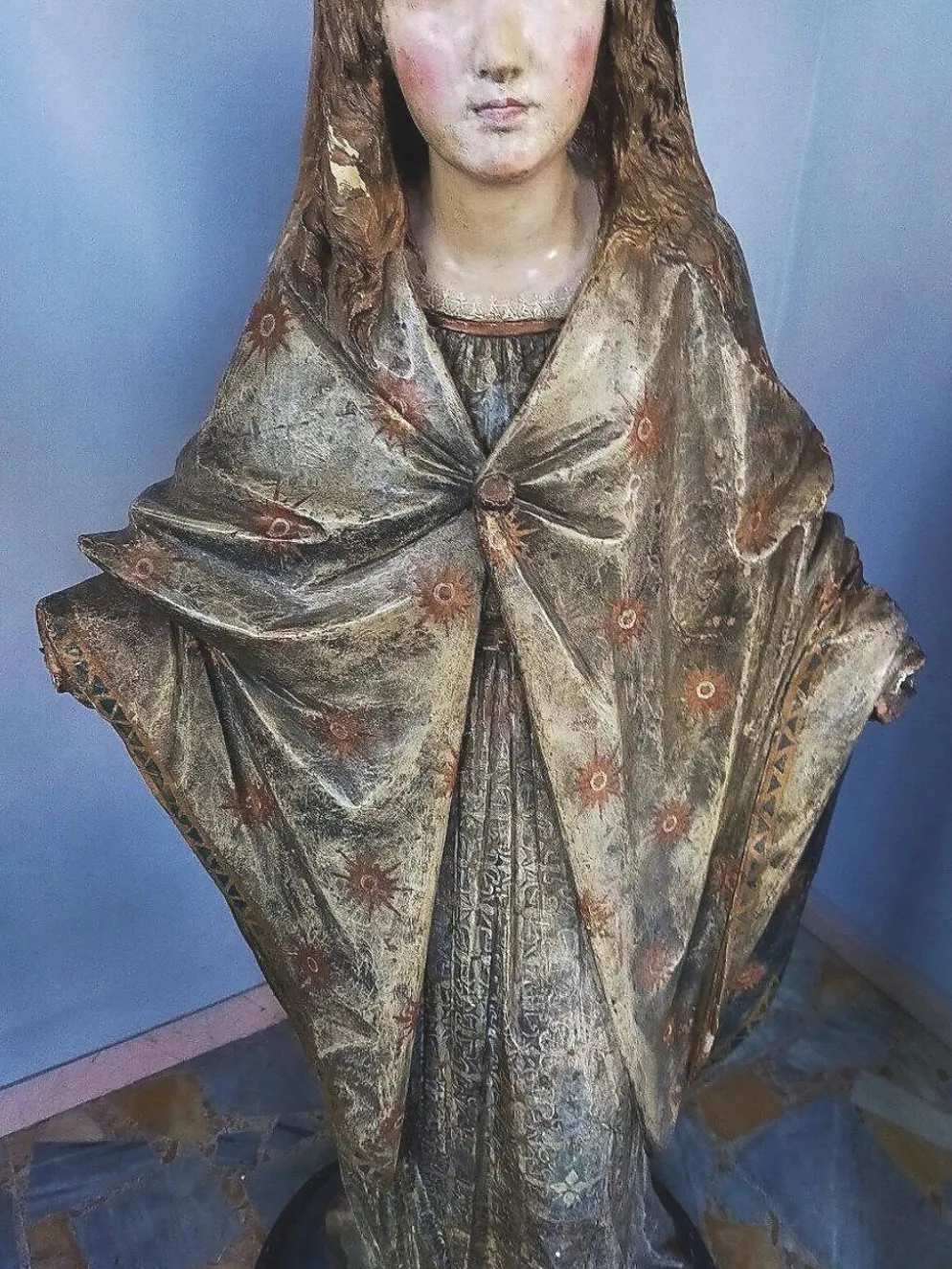 Sculpture en terre cuite représentant la Madone, Rome, XVIIe siècle, h. 140 cm.