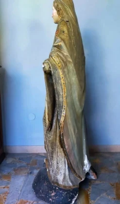 Sculpture en terre cuite représentant la Madone, Rome, XVIIe siècle, h. 140 cm.