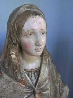 Sculpture en terre cuite représentant la Madone, Rome, XVIIe siècle, h. 140 cm.