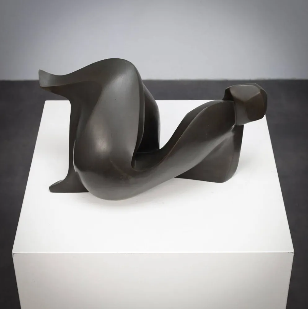Sculpture féminine abstraite en bronze par Francine Govers, années 1990.