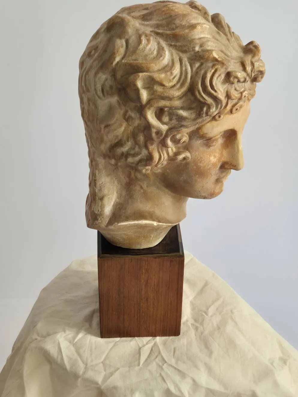 Sculpture, Grande tête creuse d'Apollon, vers 1890, sur socle en bois