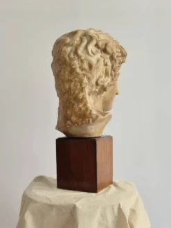 Sculpture, Grande tête creuse d'Apollon, vers 1890, sur socle en bois